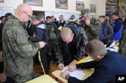 Rekrutët rusë mblidhen brenda një qendre rekrutimi ushtarak në Bataiask, rajonin Rostov-on-Don, në jug të Rusisë, 26 shtatorë 2022.