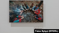 Foto të fëmijëve duke u ngrohur në një mal pasi kishin ikur nga shtëpitë e tyre.