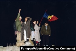 Të rinj rumunë duke festuar gjatë revolucionit rumun të vitit 1989.