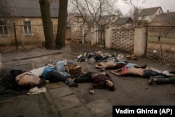 A bucsai lakosok holttestei - mindannyian civil ruhában, némelyikük kezét hátrakötözték - április 3-án.