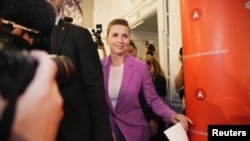 Premierul danez Mette Frederiksen votând în referendumul privind aderarea Danemarcei la politica de securitate a UE, Copenhaga, 1 iunie 2022.