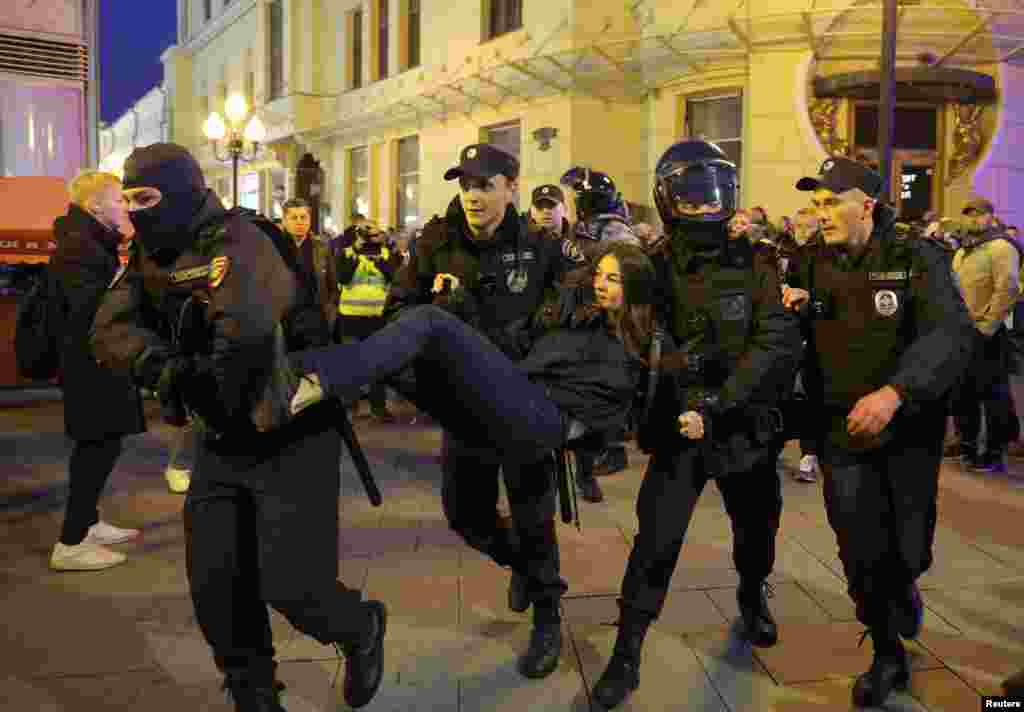 Forțele de securitate acționau în grup pentru a dispersa și reține manifestanții.&nbsp;