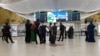 Aşgabadyň Halkara aeroportundan daşary ýurda goýberilmedik türkmenistanly ýolagçylar. Aşgabat ş, 2018-nji ýylyň maýy