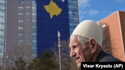 Një burrë kalon pran ndërtesës së Qeverisë së Kosovës. 9 shkurt, 2018. 