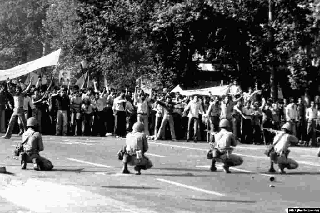 Od 7. septembra 1978. godine Teheran je bio osakaćen štrajkovima i masovnim protestima protiv šaha. Taj dan je postao poznat kao Crni petak &ndash; demonstracije na kojima su ljudi optuživali šaha da je marioneta Sjedinjenih Država proširile su se po cjeloj zemlji. Nakon četiri dana nametnuta je vojna vlast. &nbsp;