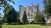 Clădirea Hotelului Ramada Plaza Convention Center din București este în proprietatea privată a statului român. De 27 de ani e administrat de o firmă privată. Personajele și traseul afacerii spun multe despre tranziție, politică și (in)capacitatea statului de a păzi banul public. 