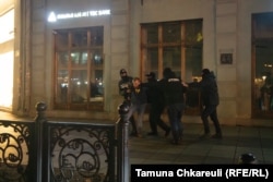 29 noiembrie - un protestatar este atacat de poliția antirevoltă.