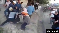 Массовая драка в Араванском районе. Скриншот из видео.