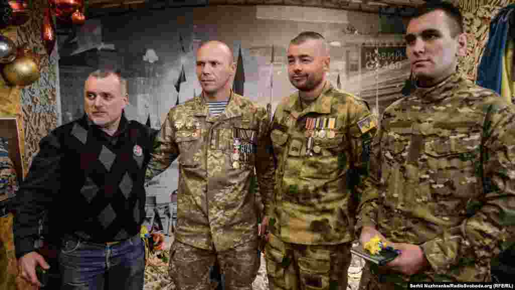 Фото на пам’ять. Зліва направо: Олег Дурмасенко, один з авторів створення музею; Віталій Глушков, боєць 95-ї окремої десатної штурмової бригади; В’ячеслав Рибачук, 11-й БТрО «Київська Русь»; Ервін Гусейнов, 57-а окрема мотопіхотна бригада