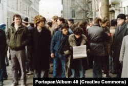 Rumunët e mbledhur në qendër të qytetit Timisoara në mes të revolucionit të dhjetorit të vitit 1989.
