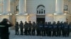 Демонстрантите со стапови по полициските штитови 