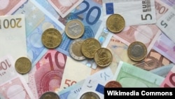 EU - A picture of some Euro banknotes and various Euro coins, 14Oct2006
