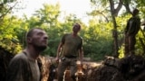 Militari ucraineni scrutând cerul la Kostiantinivka, în Donețk, la 5 iulie 2025. 