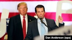 Президент США Дональд Трамп и его сын, встречавшийся с российским адвокатом в 2016 году