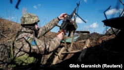 Ուկրաինացի զինծառայողը Դոնեցկի մարզի Տրավնևե գյուղի մոտակայքում գտնվող խրամատում, փետրվար, 2022թ.