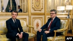 Френският президент Еманюел Макрон (вляво) и лидерът на лявата опозиция Жан-Люк Меланшон. Снимката е архивна.