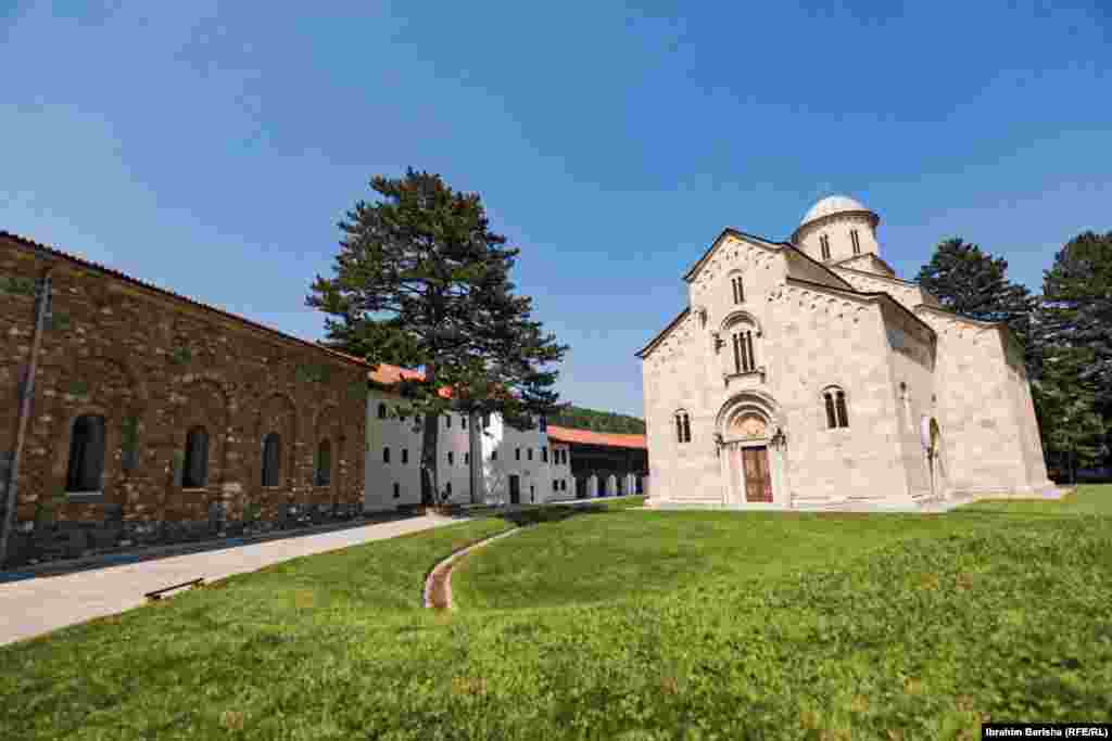 Manastir Dečani deo je Srpske pravoslavne crkve i njime upravlja Eparhija raško-prizrenska.