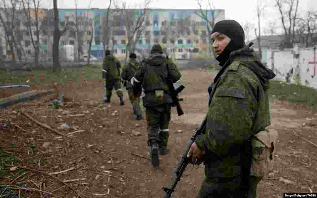 Militantët pro-rusë në periferi të Mariupolit më 9 prill. &nbsp;