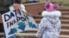 La un protest al mamelor în faţa Parlamentului, februarie 2015