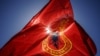 Flamuri i Ushtrisë Çlirimtare të Kosovës gjatë protestës së veteranëve të UÇK-së para Kuvendit të Kosovës më 6 qershor 2022.