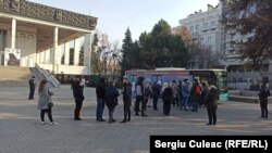 Chișinău, 13 noiembrie 2021: Mai mulți cetățeni stau la coadă pentru vaccinarea anti-Covid contra unui voucher unic de 500 de lei.