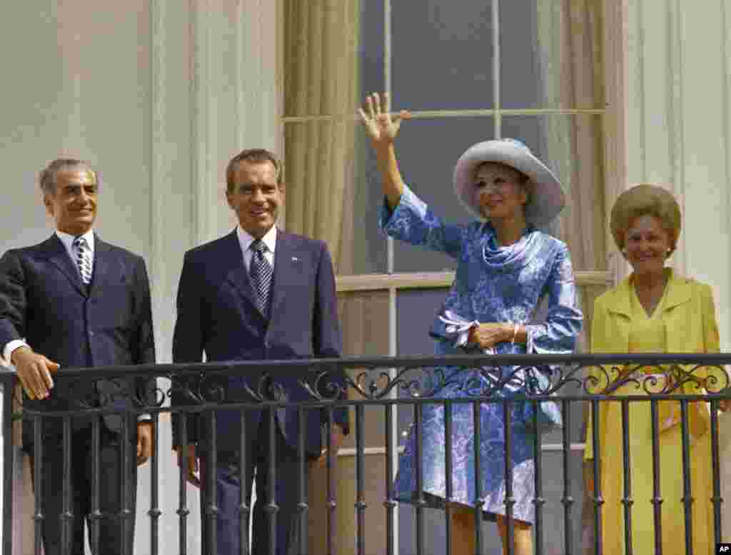 Muhamed Reza Pahlavi, iranski šah, i carica Farah Diba sa američkim predsjednikom Richardom Nixonom i gospođom Pat Nixon na balkonu Bijele kuće u Washingtonu, u julu 1973.