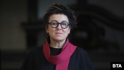 Олга Токарчук по време на церемонията в Аулата на Софийския университет „Св. Климент Охридски“, на която ѝ беше връчено почетното звание „Доктор хонорис кауза“. 