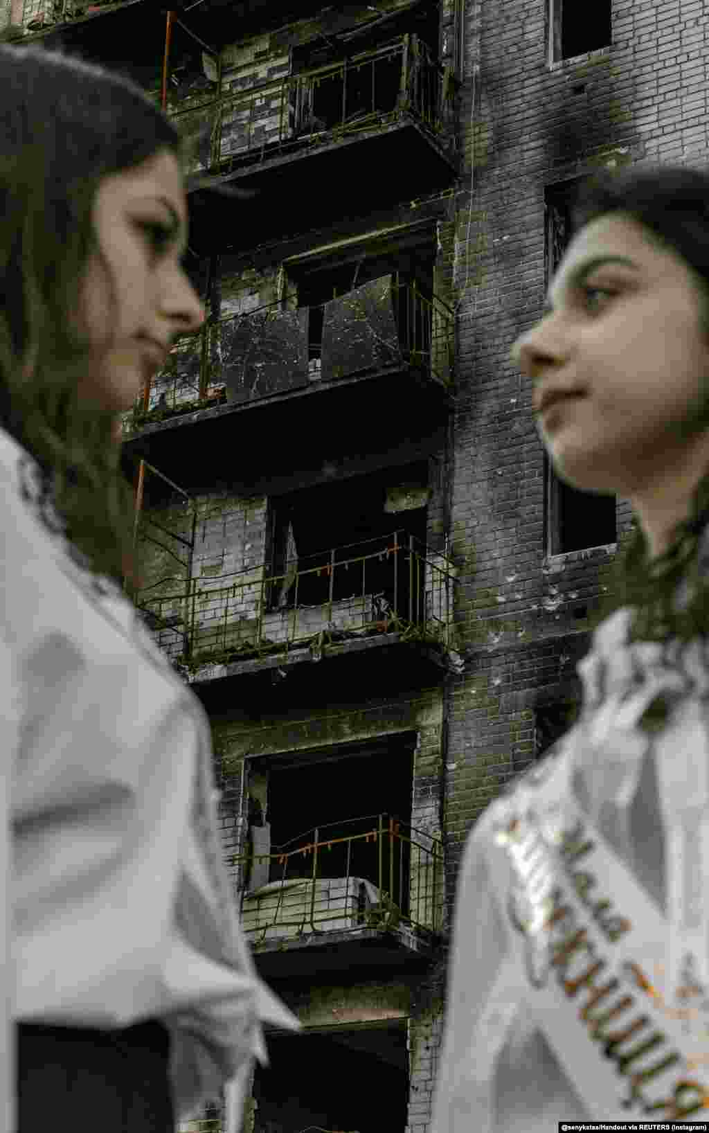 &ldquo;Duke ua dhënë atyre këto foto, u ndihmon të shërohen&rdquo;. Senyk u prek veçanërisht nga një nënë, e cila u emocionua pasi mori fotot. &quot;Nuk mund ta përshkruaj emocionin që ndjeva pasi më falënderoi&quot;, tha ai.