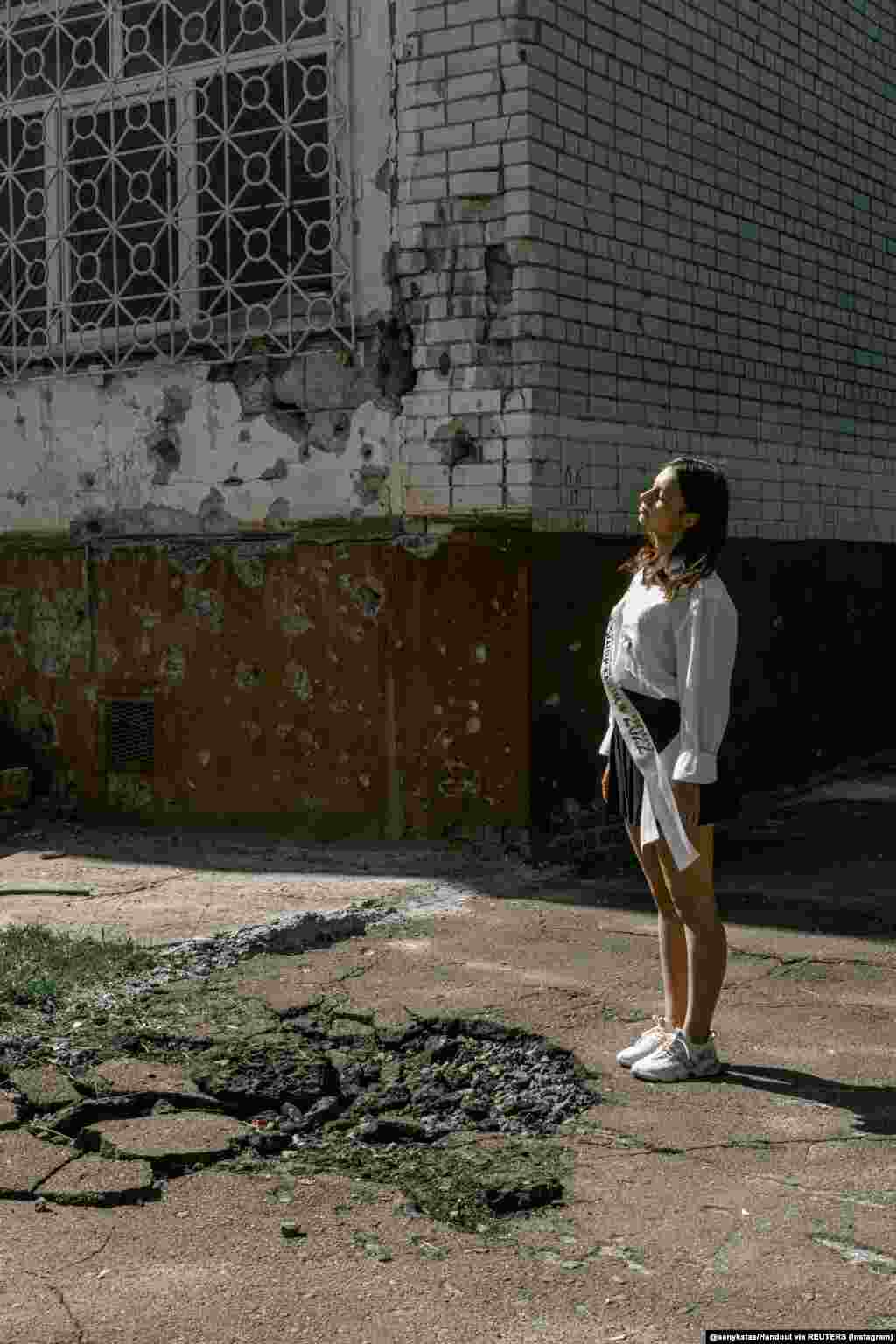 Senyk, me profesion fotograf dasmash dhe portretesh, e zhvendosi fokusin e tij kur Rusia pushtoi Ukrainën. &ldquo;Doja të punoja në projekte që do ta ndihmonin vendin tim&rdquo;, tha ai. Ai shpreson se fotografitë e tij do të mund të mbledhin fonde për ushtrinë ukrainase përmes ankandeve në internet dhe gjithashtu do t&#39;ia kujtojnë botës se nëpër çfarë po kalon vendi.
