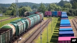 Товарни влакове от Калининград стоят на граничната жп гара в Кибартай, на около 200 км западно от столицата Вилнюс, след решението да бъде спрян транзитът им.