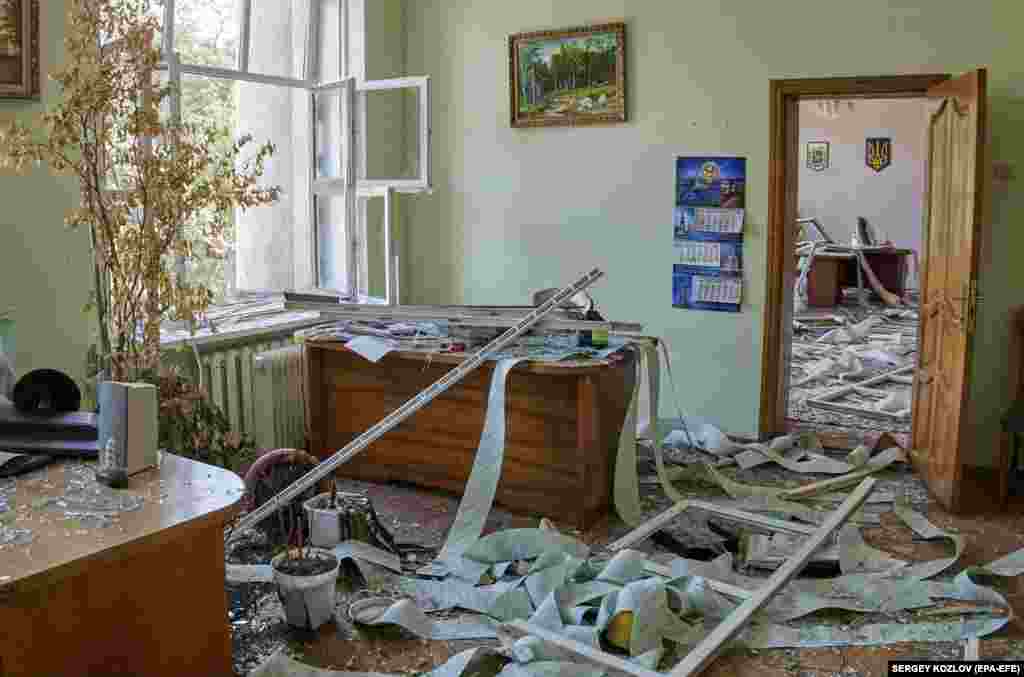 По ракетниот напад се забележани оштетени простории на ветеринарната академија на Државната зоолошка градина во Харкив.