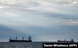 Navele cargo așteaptă și câteva săptămâni pentru a putea intra în Portul Constanța.