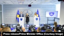Kосовскиот премиер, Албин Курти и министерката за правда, Албулена Хаџиу на заедничка прес-конференција