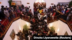 Protestatari în reședința preșefintelui Gotabaia Rajapaksa, după ce acesta a fugit de acolo, Colombo, Sri Lanka, 9 iulie 2022.