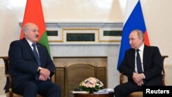 Predsjednici Bjelorusije i Rusije, Aleksandar Lukašenko (L) i Vladimir Putin, na sastanku u Sankt Peterburgu, Rusija, 25. jun 2022.