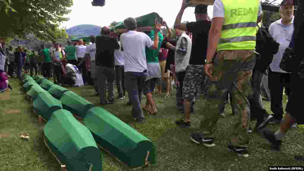 Tabute su prenosili građani koji su došli na ukop i članovi porodica žrtvava genocida, 10. juli 2022.