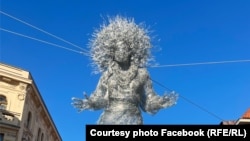 Sculptură instalată la Praga pe 5 iulie, într-un omagiu adus mamelor din Ucraina afectate de invazia rusească (fotografie postată pe Facebook de autoarea sculpturii, Veronika Psotkova) 