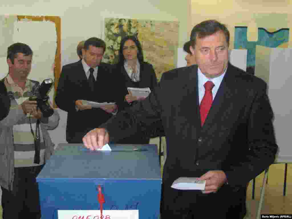 Milorad Dodik na glasanju, Laktaši, 3. oktobar 2010, foto: Boris Miljević