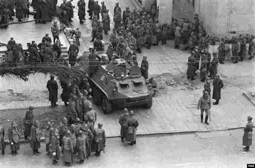 Trupele sovietice s-au adunat pe bulevardul Rustaveli într-o demonstrație de forță pe 11 aprilie 1989.&nbsp; Bulevardul Rustaveli a fost locul unuia dintre cele mai infame acte ale imperiului sovietic târziu pe 9 aprilie 1989. În primele ore ale acelei dimineți, protestatarii pentru independență din fața parlamentului au fost atacați de trupele sovietice. Douăzeci și una de persoane au fost ucise, inclusiv câteva care au fost bătute cu lopețile.