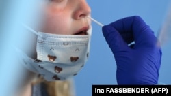 Copii sunt testați la școală regulat, Germania, noiembrie 2021.