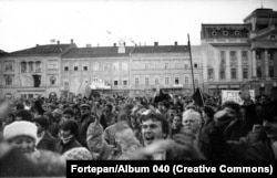Një foto e rrallë që tregon skena në Arad, Rumania perëndimore, gjatë revolucionit të vitit 1989. Fotoja është dërguar nga anonimi "Albumi 40".