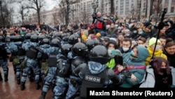 Полицията изблъсква демонстранти в Москва.