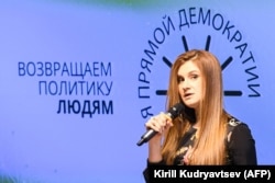 Maria Butyina visszatérése után az RT állami adónál lett újságíró. Itt éppen a World of Tanks online játék társalkotójával, Vjacseszlav Makarovval indított pártjáról, a Közvetlen Demokrácia Pártról beszél Moszkvában, 2020. március 5-én