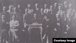 Un grup de lectori la cursurile de limbă română pentru învățători (vara 1918) (Foto: Ion Țurcanu, Mihai Papuc, Basarabia în actul Marii Uniri de la 1918)
