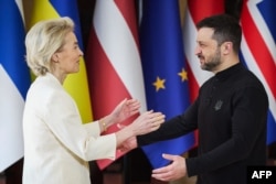 Ursula von der Leyen și Volodimir Zelenski, pe 24 februarie 2025, la Kiev.