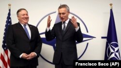 Mike Pompeo (sânga) și Jens Stoltenberg (dreappta), la Bruxelles, 4 decembrie 2018