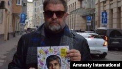 Российский рок-музыкант Борис Гребенщиков поддержал кампанию Amnesty International по освобождению Мухаммада Бекжана, когда политузник находился еще в тюрьме.