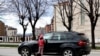 Një vajzë duke pastruar xhamat e një automjeti në Prishtinë