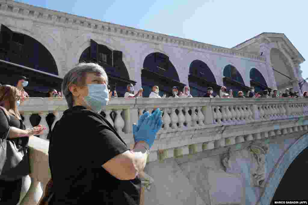 Италијанските дуќанџии се собраа на протест на мостот Риалто на 4 мај во Венеција.