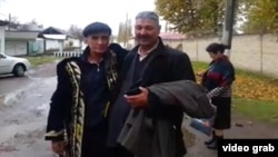 Мурод Джураев (слева) в день своего освобождения из тюрьмы.